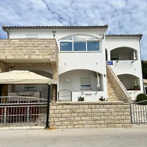 https://apartments-kristina-vir.hotelinzadar.com